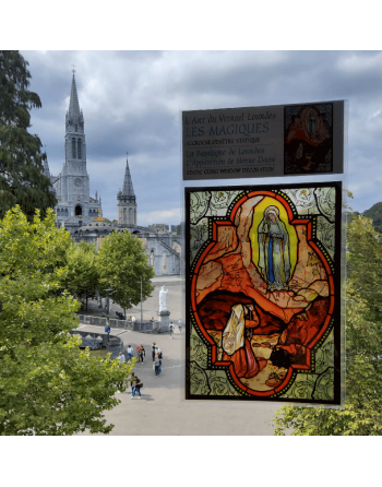 Decoração de janela - vitral da aparição de Nossa Senhora de Lourdes